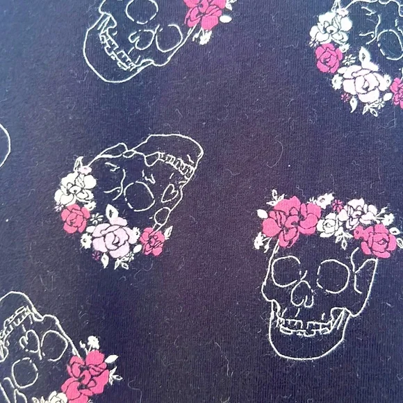 Torrid black & pink leggingsSize L, pink flowers crown on skulls design - Picture 2 of 7